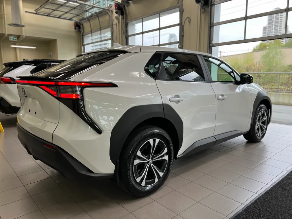 2023 toyota bz4x le fwd white 9